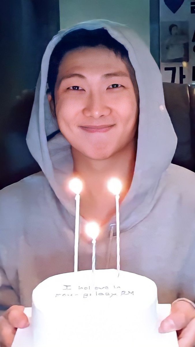 Vminking95's tweet photo. @bts_bighit Happy Birthday NamJoon 🎂🎉
#HappyNamJoonDay 
#HappyBirthdayNamjoon 
#NamjoonDay https://t.co/Gza1clEPSr