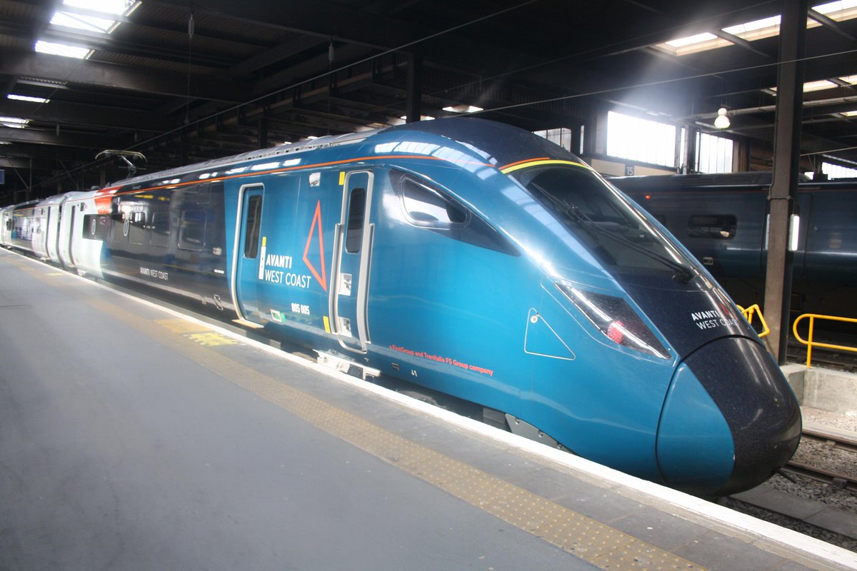 mavmaramis's tweet image. Euston Station, London. 805005 (1) and carriage 863005 (2). Avanti West Coast livery. Photos: 08.06.2024. #London #railway #Class805 @SalopianLyne @SteelCityDog_