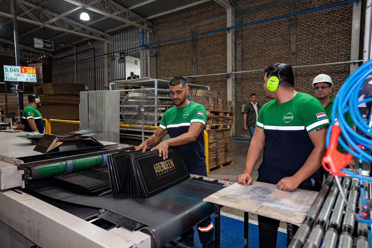 SantiPenap's tweet photo. Visitamos Envaco, una industria paraguaya, con mano de obra paraguaya que con pasión y determinación contribuyen al resurgir de Paraguay. Trabajar al lado de quienes invierten en el país y generan oportunidades para los paraguayos es clave para que nuestro país avance hacia adelante.