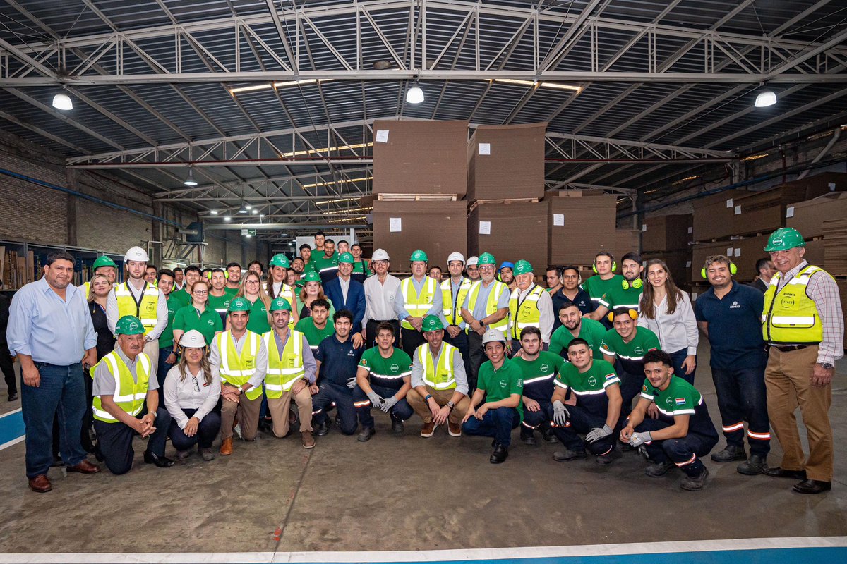 SantiPenap's tweet photo. Visitamos Envaco, una industria paraguaya, con mano de obra paraguaya que con pasión y determinación contribuyen al resurgir de Paraguay. Trabajar al lado de quienes invierten en el país y generan oportunidades para los paraguayos es clave para que nuestro país avance hacia adelante.