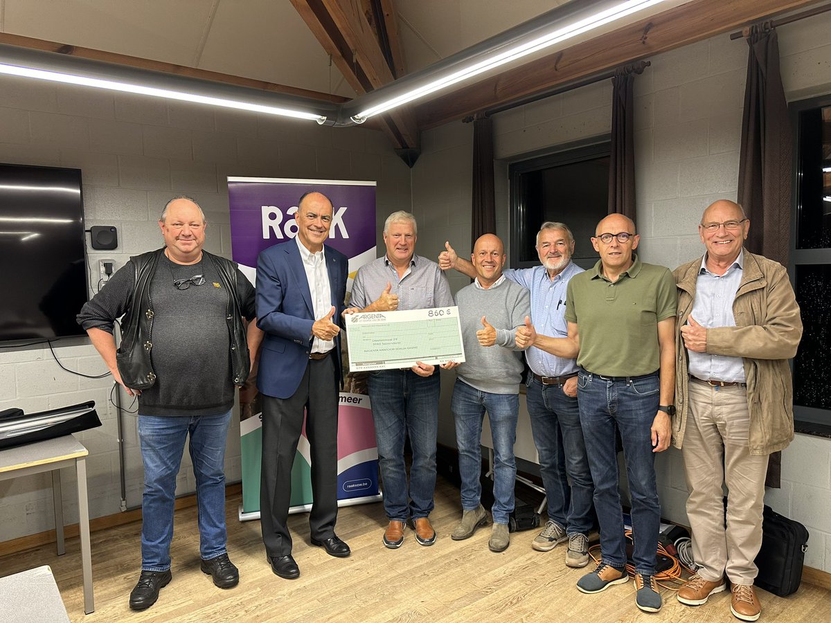 LucColemont's tweet image. Wat een dankbaar (doel)publiek in Schoot @GemTessenderlo voor fijne @StopDarmkanker avond #725 😉

Veel kennis kunnen delen, hopelijk één darmkanker gestopt 🙏

Onze ‘grote boodschap’ #DoeDeTest is zeker blijven hangen!🍀

Dank #KWB #Raak voor organisatie en cheque 860€💙