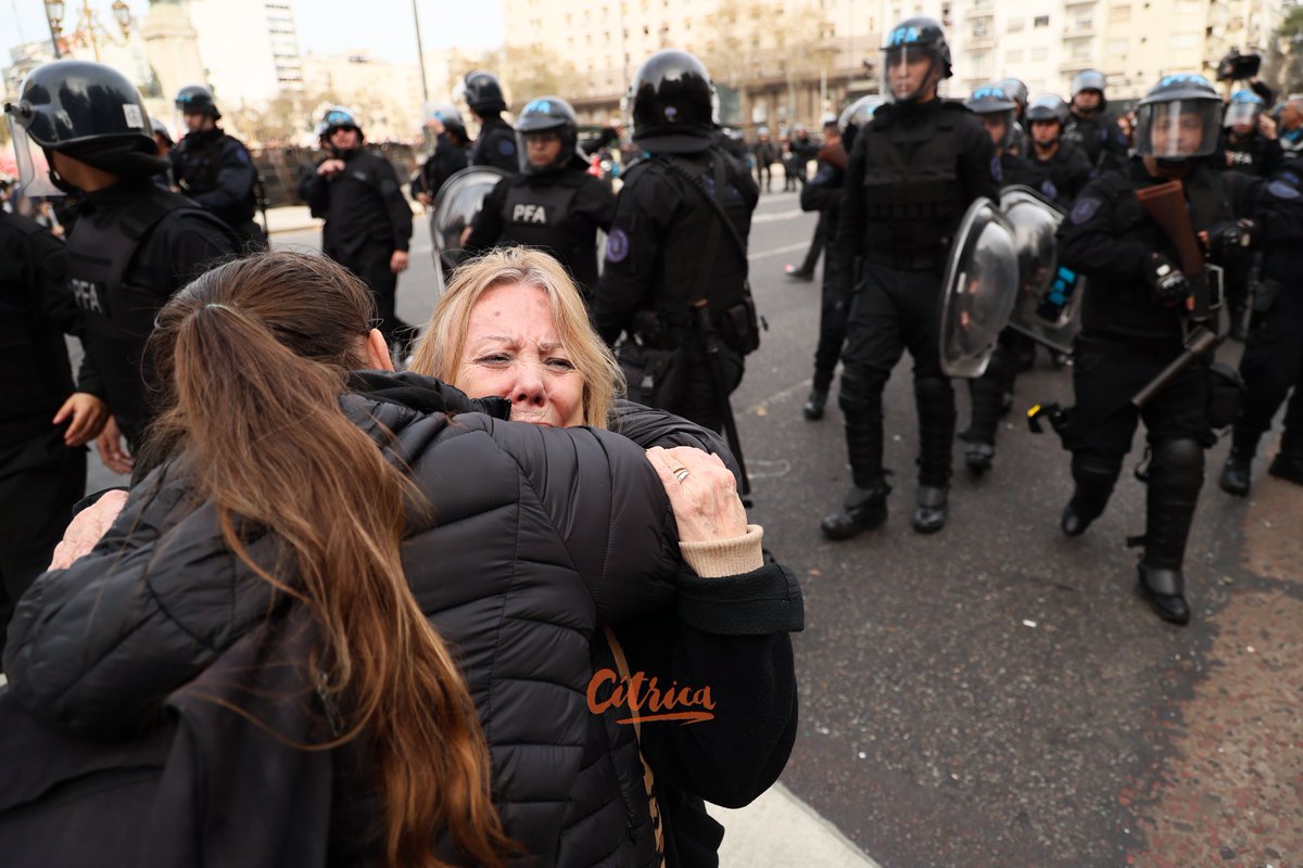 revistacitrica's tweet photo. A esta piba la balearon en el cuello. La mujer se abraza a alguien que la contiene por el doble llanto: la traición del Congreso y la represión policial para garantizar el ajuste. Postales de la Argentina de Milei, año 1 de gobierno. ¿La ven? https://t.co/jWkQHkJejj