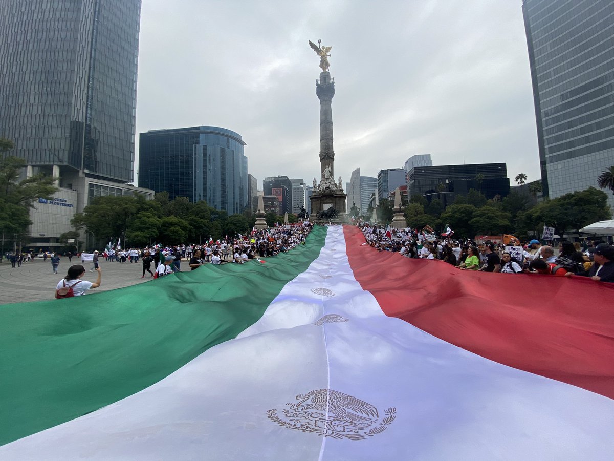 Planoinforma's tweet image. 🚨 Miles de trabajadores del PJ siguen marchando en el Ángel de la Independencia, considerándolo como un ataque del Gobierno federal contra el PJ, tras aprobación de la reforma. Ver más: tinyurl.com/4hfmj4w8
#Nacionales #ReformaPoderJudicial