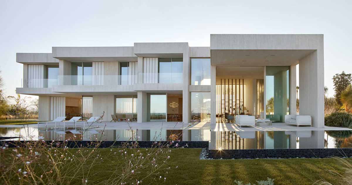 A White Concrete Exterior Protects This Seaside Mediterranean House dlvr.it/TD6pTk