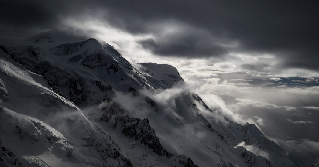 4 Climbers Are Found Dead on Mont Blanc in the French Alps dlvr.it/TD6pVG