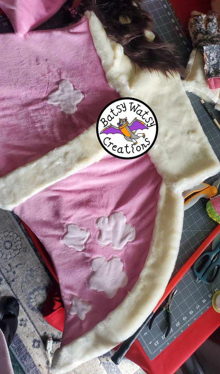 BatsyWatsySuits's tweet photo. Paws and wings!!

BAT 🦇🌹🎀

Will be getting better pictures once the paws are completed https://t.co/eIu7Eg6n6G