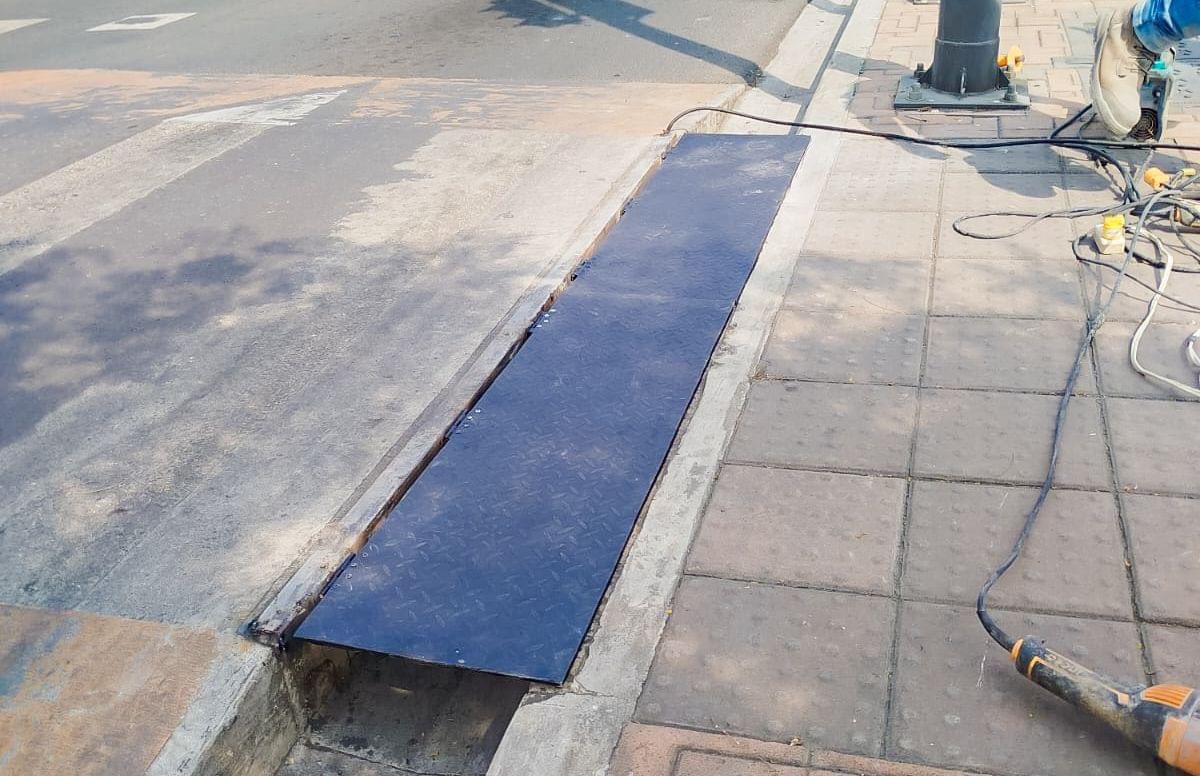 PortoviejoGAD's tweet photo. La Alcaldía de Portoviejo instala rampas de fibra de vidrio para prevenir robos y garantizar accesibilidad a personas con discapacidad. Innovación en beneficio de todos. #PortoviejoAccesible #CuidemosNuestroPatrimonio https://t.co/udqqyJgGQi
