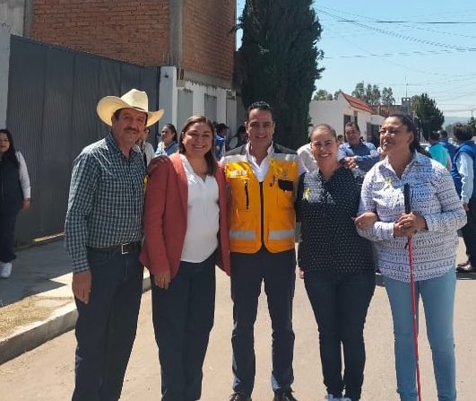 Pedro_SilerioG's tweet photo. #AlMillon y con un récord de 21 calles pavimentadas y entregadas en 6 horas, seguimos trabajando en equipo con el alcalde @josejoseantonio para poner más chulo y ordenado a #Durango.
Estuvimos en la Valle del Sur, Cerro los Remedios, Los Ángeles, Centro y Silvestre Dorador. https://t.co/3m7k31kdUl
