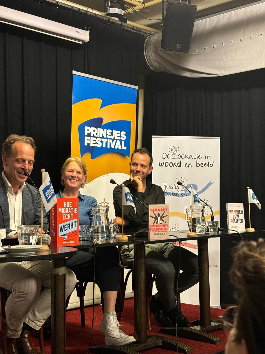 Enerverende Avond van het Politieke Boek achter de rug. <a href="/apjvalk/">Guus Valk</a> ging met @heindehaas <a href="/Mirjam_de_Rijk/">Mirjam de Rijk</a> <a href="/TomWGvdMeer/">Tom van der Meer</a> en een goed gevulde zaal in gesprek over migratie, kapitaal en politiek conflict. Vrijdag weten we de winnaar van de PrinsjesBoekenprijs 2024 prinsjesfestival.nl/evenementen/de…