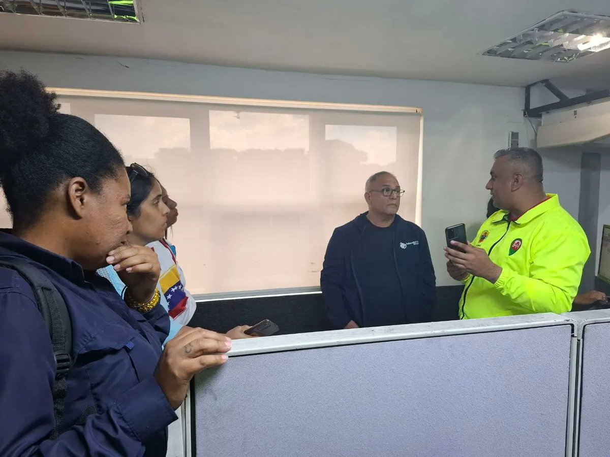 🛑 #11Sep | El Director Estadal del VEN 9-1-1 Bolívar, Comisario <a href="/zambranoj12/">josezambrano</a>, encabezó reunión con representantes de <a href="/FedeindustriaBO/">FedeindustriaBolívar</a> y de la Gran Misión Igualdad y Justicia Social Hugo Chávez. 

#911Bolívar
#ElAlgoritmoNoMeUsa
