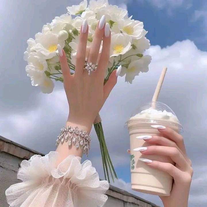 الانسان الطيـب عمـره ما ڪـان غبـي ، 
الغبـي هـوا اللي مايـعرفش قيمـة الـطيـب .✨🤍