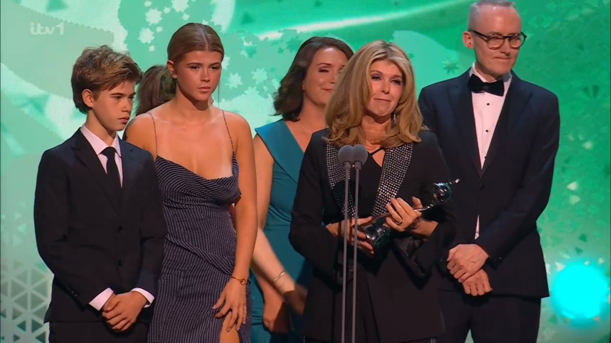 ScreenNowHub's tweet photo. National Television Awards: Kate Garraway and the family take the Authored Documentary Award in Derek's Memory.

#NTAs #Awards #ITV #kategaraway https://t.co/8vSmyf8wkH