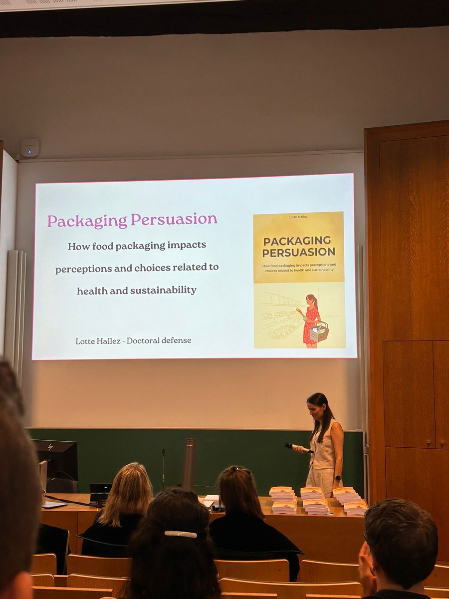 TimSmitsTim's tweet image. A professional highlight! Last Friday Lotte Hallez defended her PhD thesis. The thesis is impressive and the defense was excellent, so as a supervisor I like to bask a bit in reflected glory. Want to know more about the research? 👉 linkedin.com/in/lottehallez/