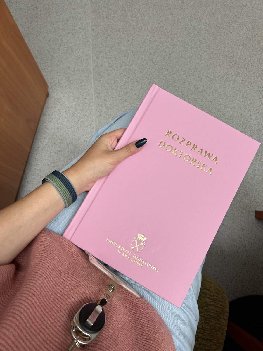 olha____t's tweet photo. Printing PhD thesis for myself vs for the reviewers https://t.co/fl5D200pnE