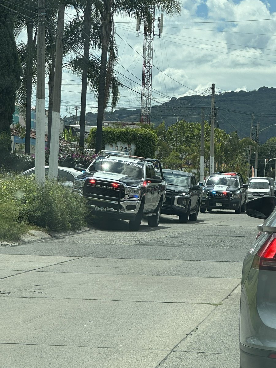 valeriamega's tweet photo. @Trafico_ZMG extremas movilización policiaca en san Luis Gonzaga y Rafael el Sanzio .. alguien sabe qué pasó?? https://t.co/livbmBr7I4