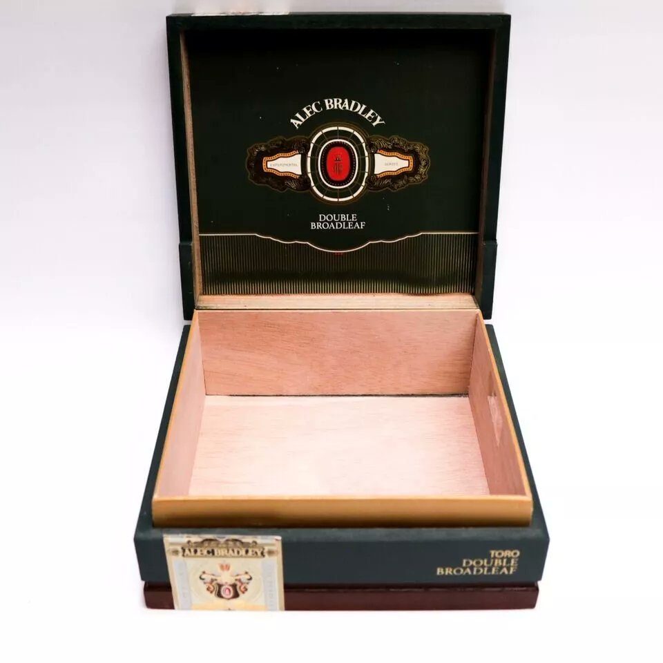 QualityCigarBox's tweet image. Presenting the Alec Bradley Double Broadleaf wooden cigar box. Made with a clamshell lid, sealing in and keeping safe jewelry, watches, art supplies, makeup, and more. 🎁
#craftbox #woodencraft #crafting #christmasdecor @ebay

ebay.com/itm/3955835693…