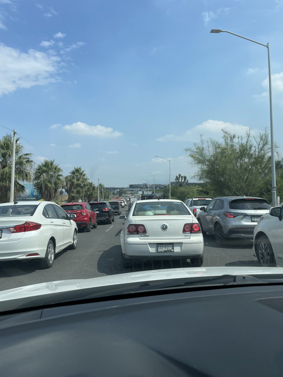 ClauRiosH's tweet photo. Urge revisar la vialidad en la obra de av Leones. Cierran el carril de contraflujo en HORA PICO de salida de colegios. Mas de 30 minutos solo para retornar!!!
Súmale la poca cultura vial de individuos que te avientan el carro aunque les prendas la direccional. @Cicmty @info7mty https://t.co/MaBlncL7Vr