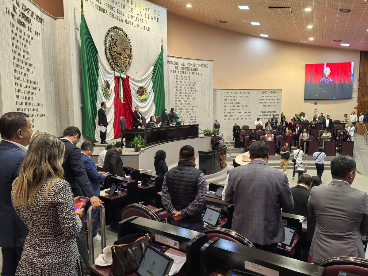 Voté en contra de la #ReformaJudicial porque te están viendo la cara.

No vas a elegir jueces ni magistrados libremente. Votarás por quien te imponga Morena.

Y solo podrás acceder a la justicia si eres su amigo.

Se están burlando del pueblo y esperan que les aplaudan por ello.