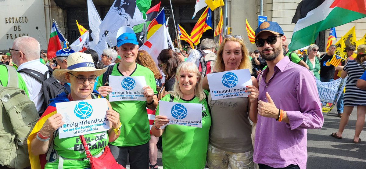Prof_TGSchulze's tweet photo. Unes cares de la nostra delegació de @Foreign_Cat avui a la manifestació de la #Diada2024 #DiadaNacional a #Barcelona. #SomHi #HiSom #FemMesCurtElCamí #Independència https://t.co/p5H0NtuyGO