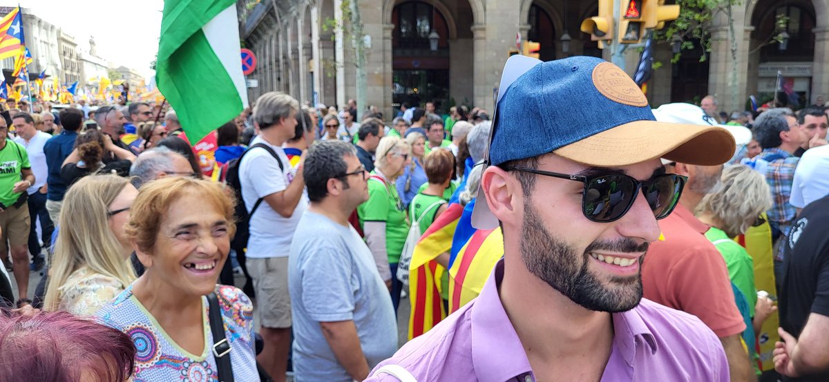 Prof_TGSchulze's tweet photo. Unes cares de la nostra delegació de @Foreign_Cat avui a la manifestació de la #Diada2024 #DiadaNacional a #Barcelona. #SomHi #HiSom #FemMesCurtElCamí #Independència https://t.co/p5H0NtuyGO
