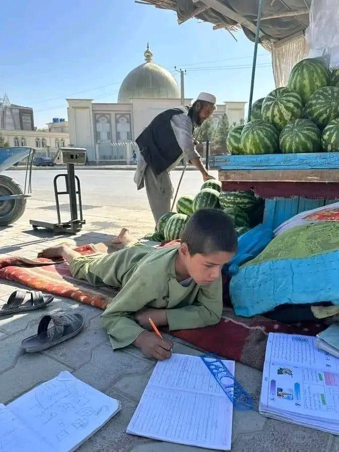 تنها راه انکشاف و شکوفایی افغانستان درس، تعلیم و آگاهی است.