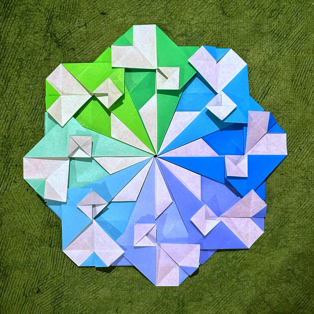 morigamiclub's tweet photo. Berkshire, a new modular origami mandala I designed using the pig base for a @origamicfc monthly challenge. #origami #modularorigami #origamimandala #mandala https://t.co/NbEayNCjKz
