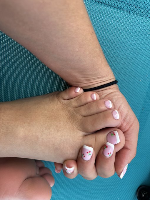 2 pic. Finally got my nails done lol https://t.co/0CeFBMciDM