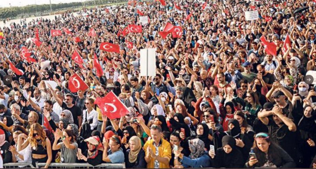 Benzeri görülmemiş bir birliktelik...
Dindar, laik, milliyetçi, solcu, sağcı, türk, Kürt...
küresel sömürünün plandemisine karşı,
az imkanlar, cesur yürekler ile her şeye rağmen gerçekleştirdiğimiz  muazzam birliktelik.
"11 Eylül Maltepe mitingi"
#HerYerMaltepeHerYerDireniş