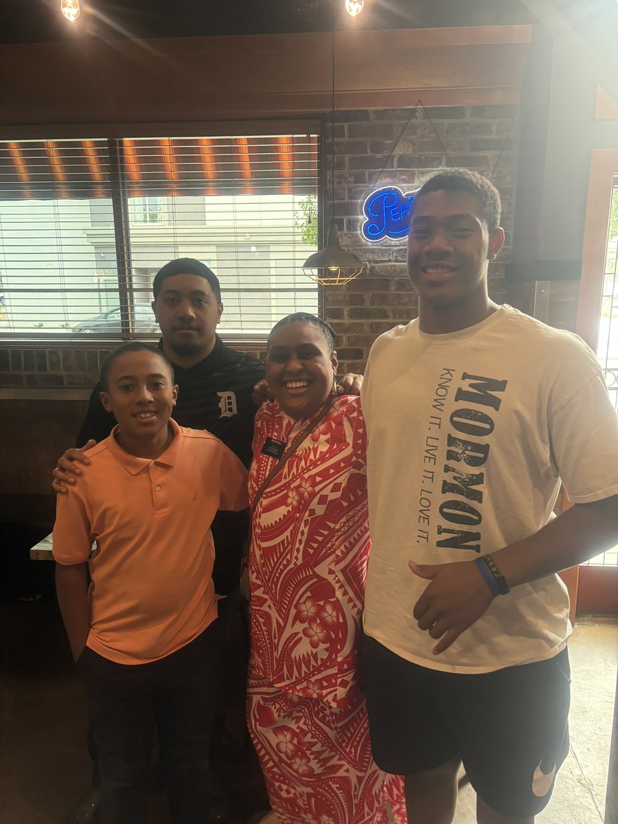 LopetiMoala07's tweet photo. If you are ever in the area you gotta stop by Chubby’s Cafe @ChubbysOrem. Before dropping my sister off to the MTC we grabbed a bite to eat here. God speed Sister Moala.

#chubbyscafe 
#provomtc https://t.co/xgQJjH4VC9