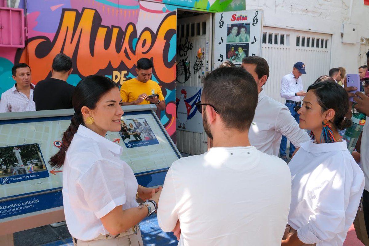 edrucali's tweet photo. Hoy, el chef @Juanmaelcielo visitó el barrio Obrero, escenario de uno de los proyectos de renovación urbana más importantes de la @AlcaldiaDeCali , bajo el liderazgo del alcalde @alejoeder. 🏙️ https://t.co/aToPnvBucb