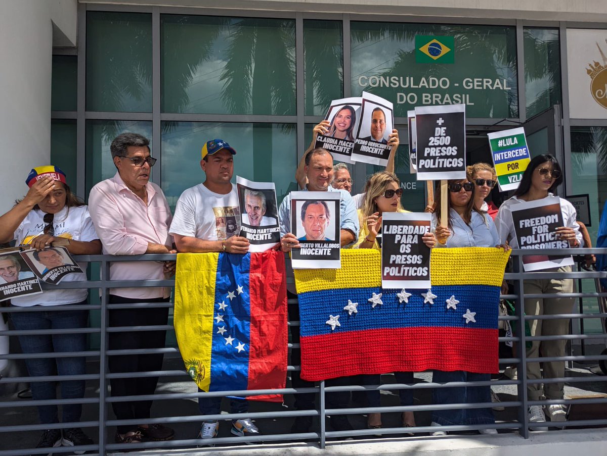 MundoConVzla's tweet photo. 📍Miami🇺🇸

“Tenemos la verdad, queremos libertad” 🗣️

🇧🇷Consulado General de Brasil en Miami escuchó el reclamo de los venezolanos.

#LiberenALosPresosPoliticos
#LulaIntercedePorVzla https://t.co/CgWUdpnsYt