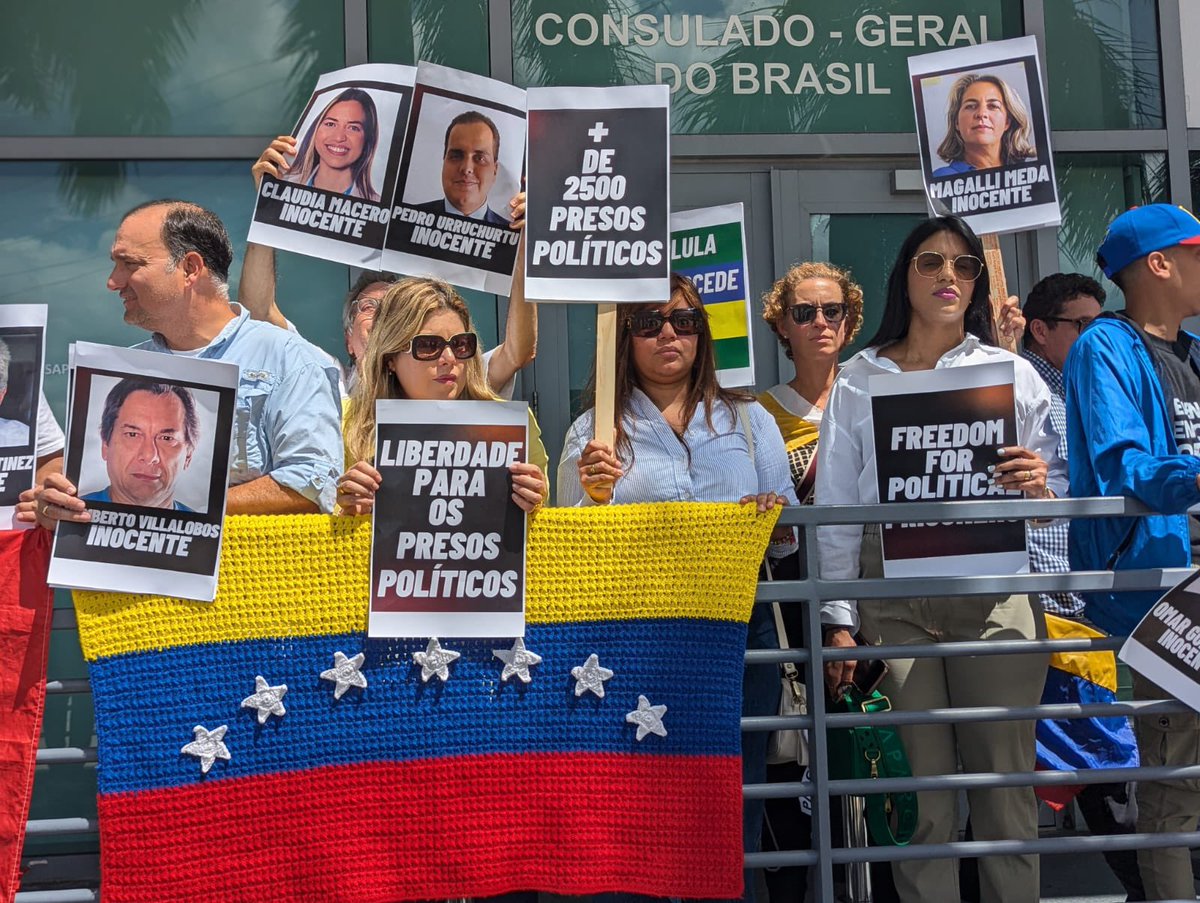 MundoConVzla's tweet photo. 📍Miami🇺🇸

“Tenemos la verdad, queremos libertad” 🗣️

🇧🇷Consulado General de Brasil en Miami escuchó el reclamo de los venezolanos.

#LiberenALosPresosPoliticos
#LulaIntercedePorVzla https://t.co/CgWUdpnsYt