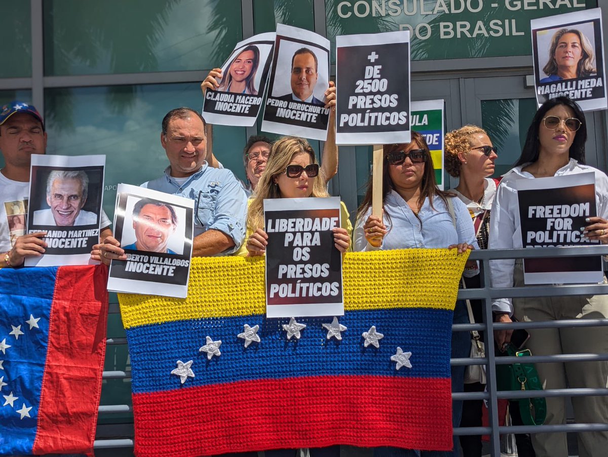 MundoConVzla's tweet photo. 📍Miami🇺🇸

“Tenemos la verdad, queremos libertad” 🗣️

🇧🇷Consulado General de Brasil en Miami escuchó el reclamo de los venezolanos.

#LiberenALosPresosPoliticos
#LulaIntercedePorVzla https://t.co/CgWUdpnsYt