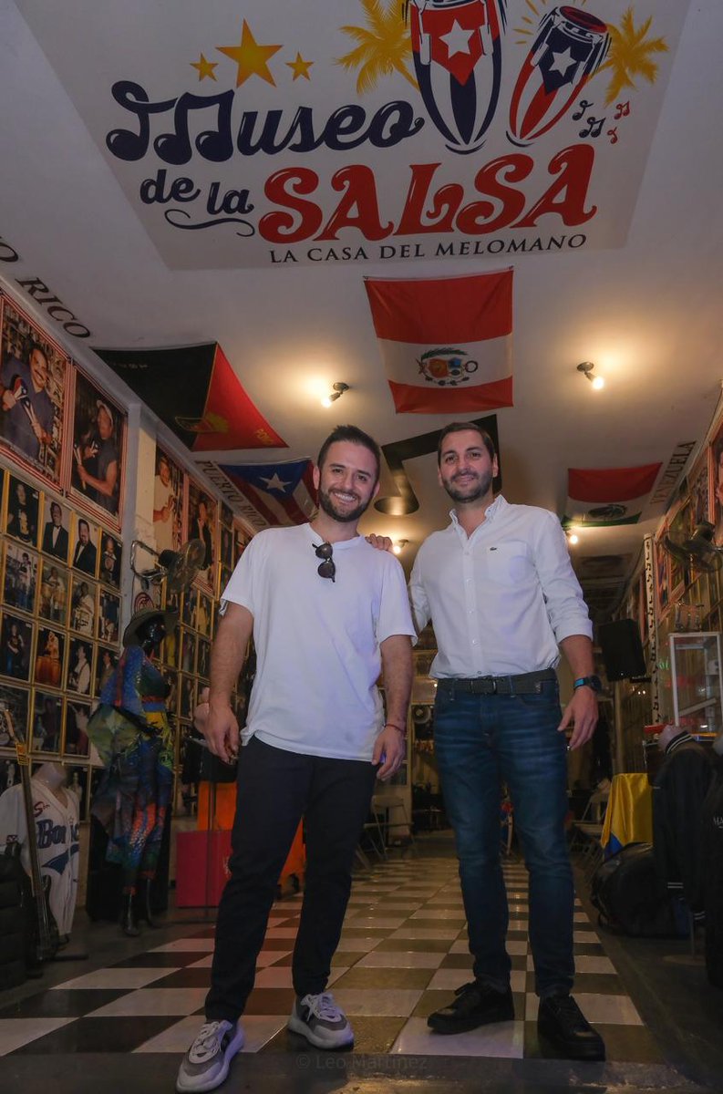 Durante su visita, conoció el icónico Museo de la Salsa y la importancia de este género como movimiento social, económico y turístico en la ciudad.