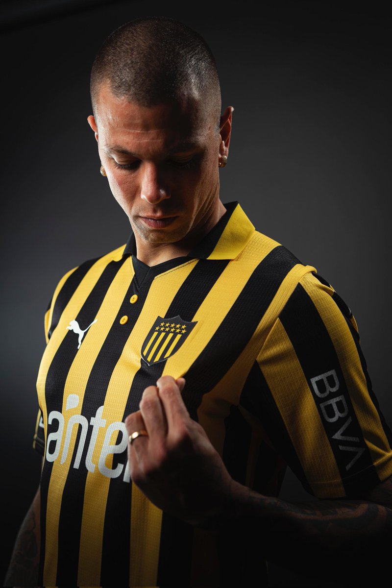 Simplemente, espectacular camiseta de <a href="/OficialCAP/">PEÑAROL</a>, homenaje a los 75 años del #ClásicoDeLaFuga 

<a href="/CarveDeportiva/">Carve Deportiva</a>