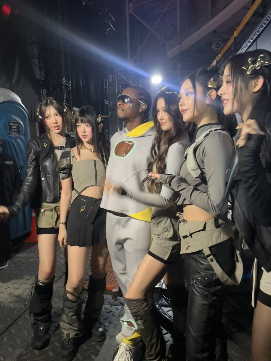 tobi lou jeans tweet media