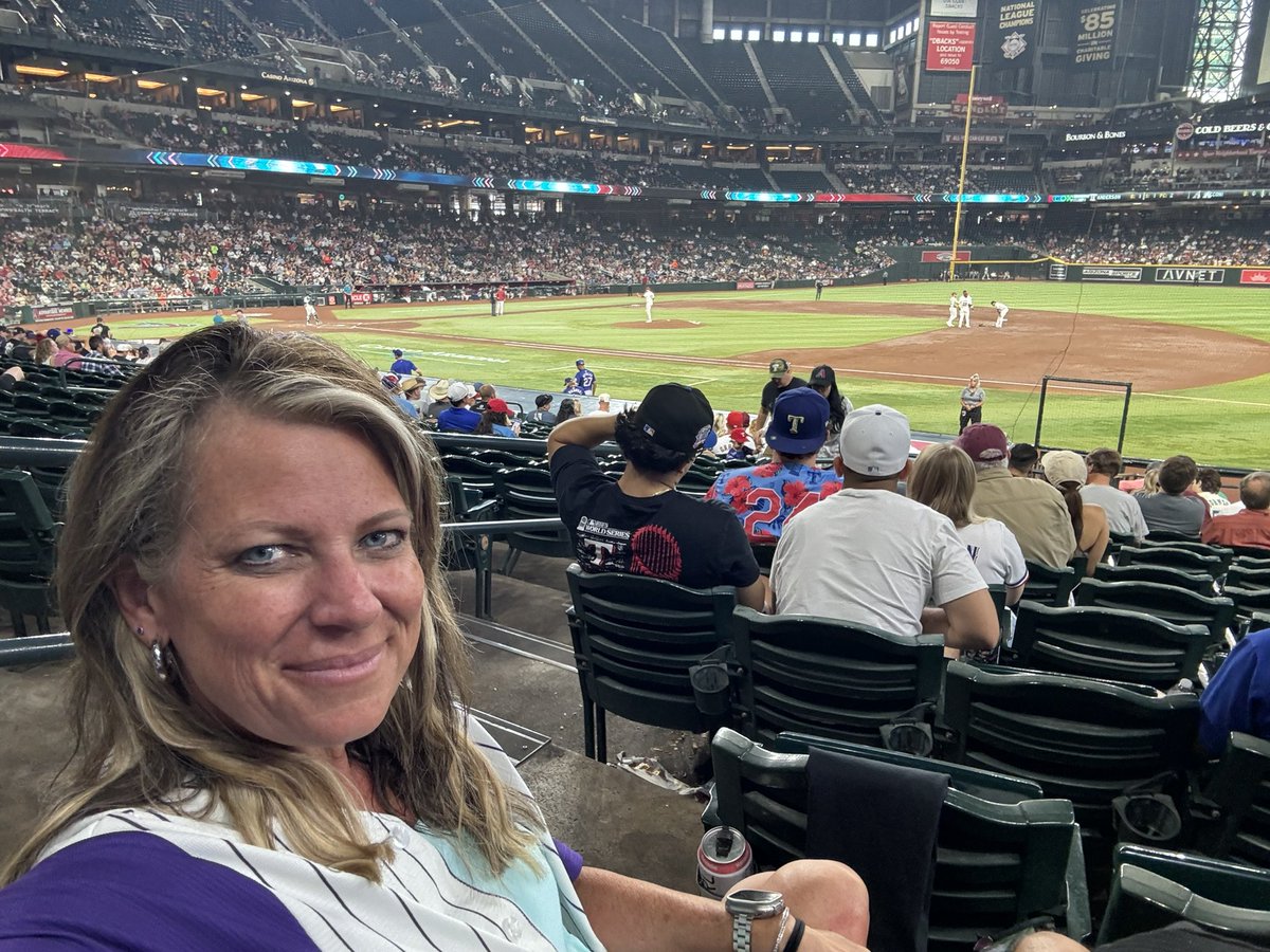 melyndajohnson's tweet photo. Best way to celebrate turning 53! #GoDbacks #LetsGoDbacks #WhatAFan https://t.co/QwE1FoBr7N