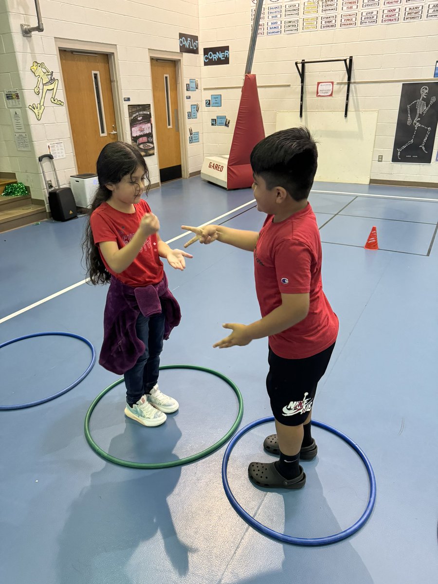 cindirparker's tweet image. ONE TEAM
ONE GOAL
Finishing up with some team games to practice our sportsmanship and just have fun‼️ Rock Paper Scissors Trail is one of our @Yates_Mill PE favorites!
@ReneAlfordAP @YMESPTA 
#gameofluck