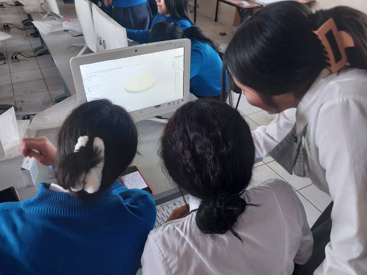 Alumnas y alumnos de la carrera técnica en sistemas de manufactura textil, realizan práctica de diseño asistido por computadora, con la finalidad de elaborar  piezas de  prototipos mecánicos para máquinas textiles. 🧶🧵

<a href="/CECyTEHidalgo/">CECyTE Hidalgo</a> 

#SomosUnEquipoTransformandoElFuturo