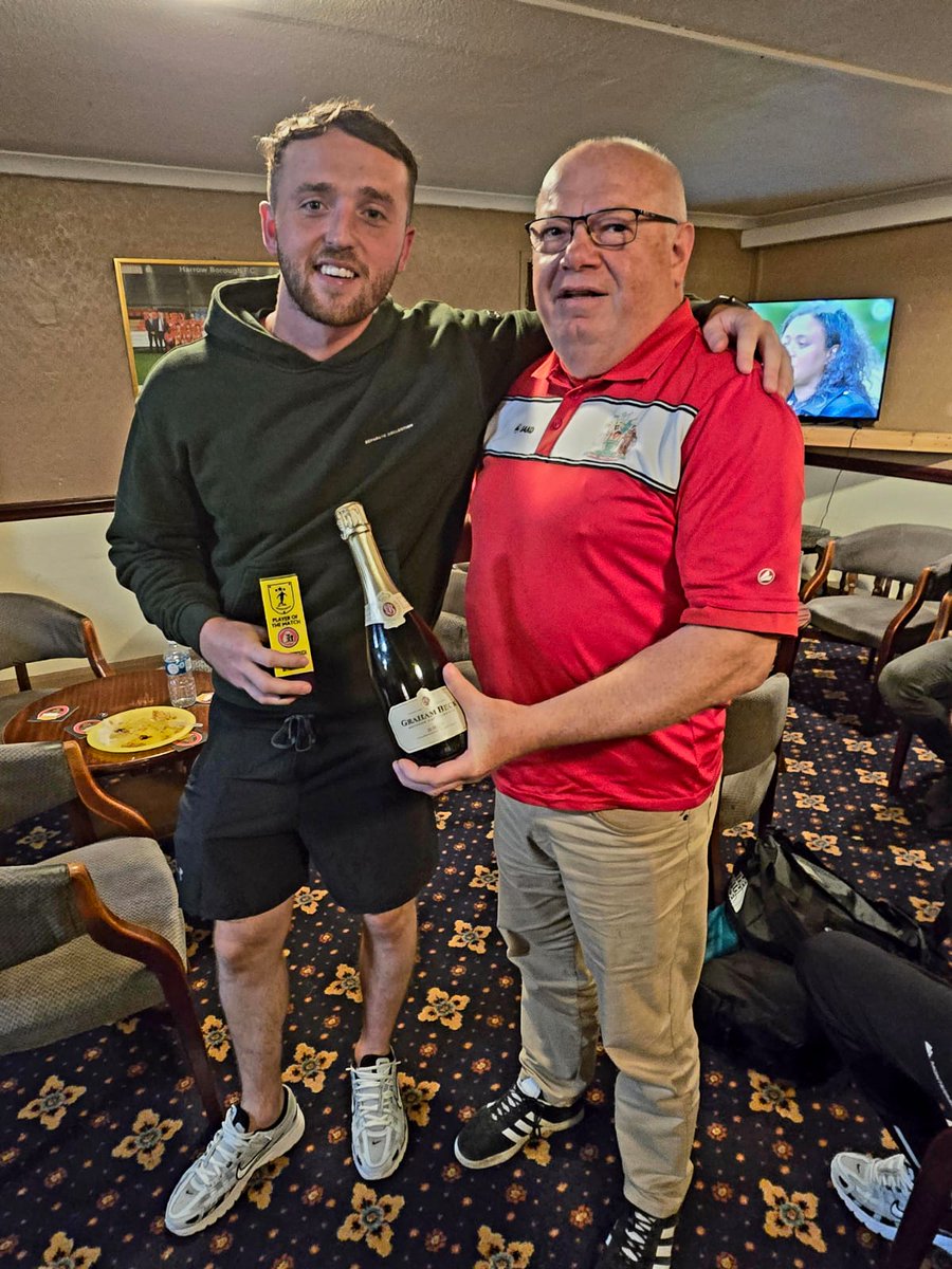 harrowboroLive's tweet image. 🏆 𝗦𝘂𝗽𝗽𝗼𝗿𝘁𝗲𝗿𝘀' 𝗠𝗢𝗧𝗠 🍾

When it was very difficult to choose due to an excellent team performance, our Supporters' MOTM last night was midfielder Harry McCorkell.

He was presented with his prizes by his player sponsor Alan James.

Well played Harry 👏🏻