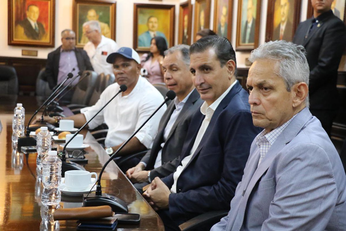 Congreso_HND's tweet photo. 🏛️⚽️ | 𝐂𝐨𝐧𝐠𝐫𝐞𝐬𝐨 𝐍𝐚𝐜𝐢𝐨𝐧𝐚𝐥 𝐝𝐞 𝐥𝐚 𝐑𝐞𝐩𝐮́𝐛𝐥𝐢𝐜𝐚 𝐝𝐨𝐧𝐚 𝐚 𝐥𝐚 𝐅𝐞𝐝𝐞𝐫𝐚𝐜𝐢𝐨́𝐧 𝐝𝐞 𝐅𝐮́𝐭𝐛𝐨𝐥 𝐝𝐞 𝐇𝐨𝐧𝐝𝐮𝐫𝐚𝐬 𝟐𝟑 𝐦𝐢𝐥𝐥𝐨𝐧𝐞𝐬 𝐝𝐞 𝐥𝐞𝐦𝐩𝐢𝐫𝐚𝐬 𝐩𝐚𝐫𝐚 𝐚𝐩𝐨𝐲𝐚𝐫 𝐞𝐥 𝐩𝐫𝐨𝐜𝐞𝐬𝐨 𝐝𝐞 𝐥𝐚𝐬 𝐬𝐞𝐥𝐞𝐜𝐜𝐢𝐨𝐧𝐞𝐬 𝐧𝐚𝐜𝐢𝐨𝐧𝐚𝐥𝐞𝐬.

El presidente del Congreso Nacional, @Lredondo, donó un aporte económico anual en nombre del pueblo hondureño de 23 millones de lempiras en concepto de subvención para apoyar a las selecciones nacionales a través de la Federación de Fútbol de Honduras (FFH).

El aporte económico es lo acordado en el convenio entre el Poder Ejecutivo a través de la @condeporhn, el Congreso Nacional y la @FFH_Honduras, apara apoyar a las selecciones nacionales en todas las categorías masculino y femenino.