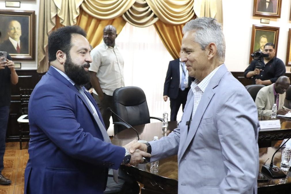 Congreso_HND's tweet photo. 🏛️⚽️ | 𝐂𝐨𝐧𝐠𝐫𝐞𝐬𝐨 𝐍𝐚𝐜𝐢𝐨𝐧𝐚𝐥 𝐝𝐞 𝐥𝐚 𝐑𝐞𝐩𝐮́𝐛𝐥𝐢𝐜𝐚 𝐝𝐨𝐧𝐚 𝐚 𝐥𝐚 𝐅𝐞𝐝𝐞𝐫𝐚𝐜𝐢𝐨́𝐧 𝐝𝐞 𝐅𝐮́𝐭𝐛𝐨𝐥 𝐝𝐞 𝐇𝐨𝐧𝐝𝐮𝐫𝐚𝐬 𝟐𝟑 𝐦𝐢𝐥𝐥𝐨𝐧𝐞𝐬 𝐝𝐞 𝐥𝐞𝐦𝐩𝐢𝐫𝐚𝐬 𝐩𝐚𝐫𝐚 𝐚𝐩𝐨𝐲𝐚𝐫 𝐞𝐥 𝐩𝐫𝐨𝐜𝐞𝐬𝐨 𝐝𝐞 𝐥𝐚𝐬 𝐬𝐞𝐥𝐞𝐜𝐜𝐢𝐨𝐧𝐞𝐬 𝐧𝐚𝐜𝐢𝐨𝐧𝐚𝐥𝐞𝐬.

El presidente del Congreso Nacional, @Lredondo, donó un aporte económico anual en nombre del pueblo hondureño de 23 millones de lempiras en concepto de subvención para apoyar a las selecciones nacionales a través de la Federación de Fútbol de Honduras (FFH).

El aporte económico es lo acordado en el convenio entre el Poder Ejecutivo a través de la @condeporhn, el Congreso Nacional y la @FFH_Honduras, apara apoyar a las selecciones nacionales en todas las categorías masculino y femenino.