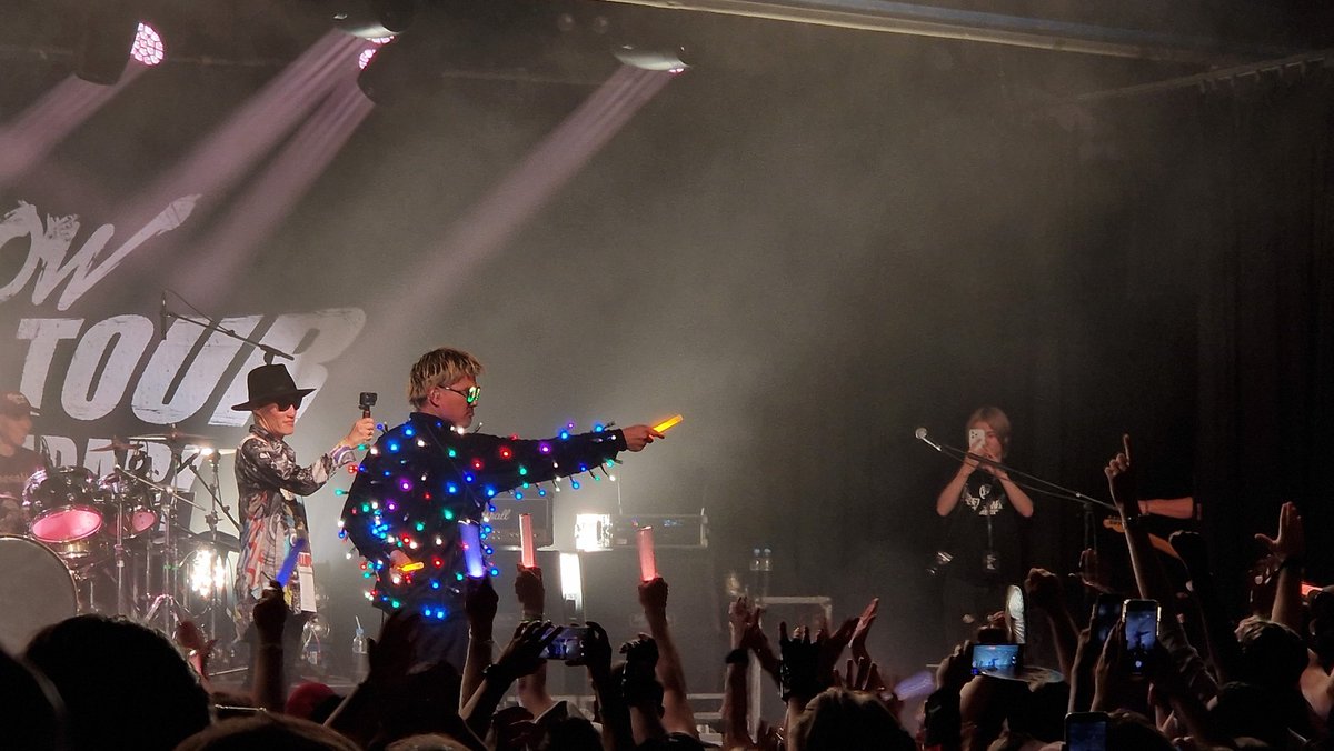 HunkyHunk5's tweet photo. Wohooo das #FLOW Konzert war einfach mal Mega 😍 
Vielen Dank @Connichi von mir und der eigentlichen Gewinnerin für die Tickets 💕 
Das Highlight der Woche~

#FLOWCONCERT #Munich https://t.co/vg5Xyvmb2X