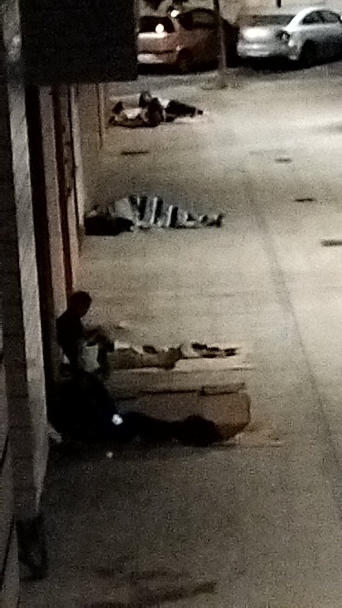 Tomas_TomTom's tweet photo. @DistritoVecino @abcdesevilla @Ayto_Sevilla @diariosevilla @sevillaciudad  cada día más suciedad, orines, heces. Ayer violencia contra unos vecinos, hoy se encaran mientras orinan en nuestras casas, bicis... Mañana más. Sr alcalde @jlsanzalcalde cumpla su promesa sobre albergues https://t.co/RHU3JtzM1F