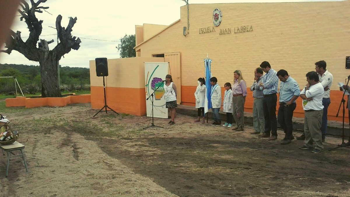 Un saludo a todas las maestras y maestros, y muy especialmente a quienes con mucho sacrificio trabajan y honran la docencia en las escuelas rurales de mi querido noroeste ¡Feliz día! 📚🏫