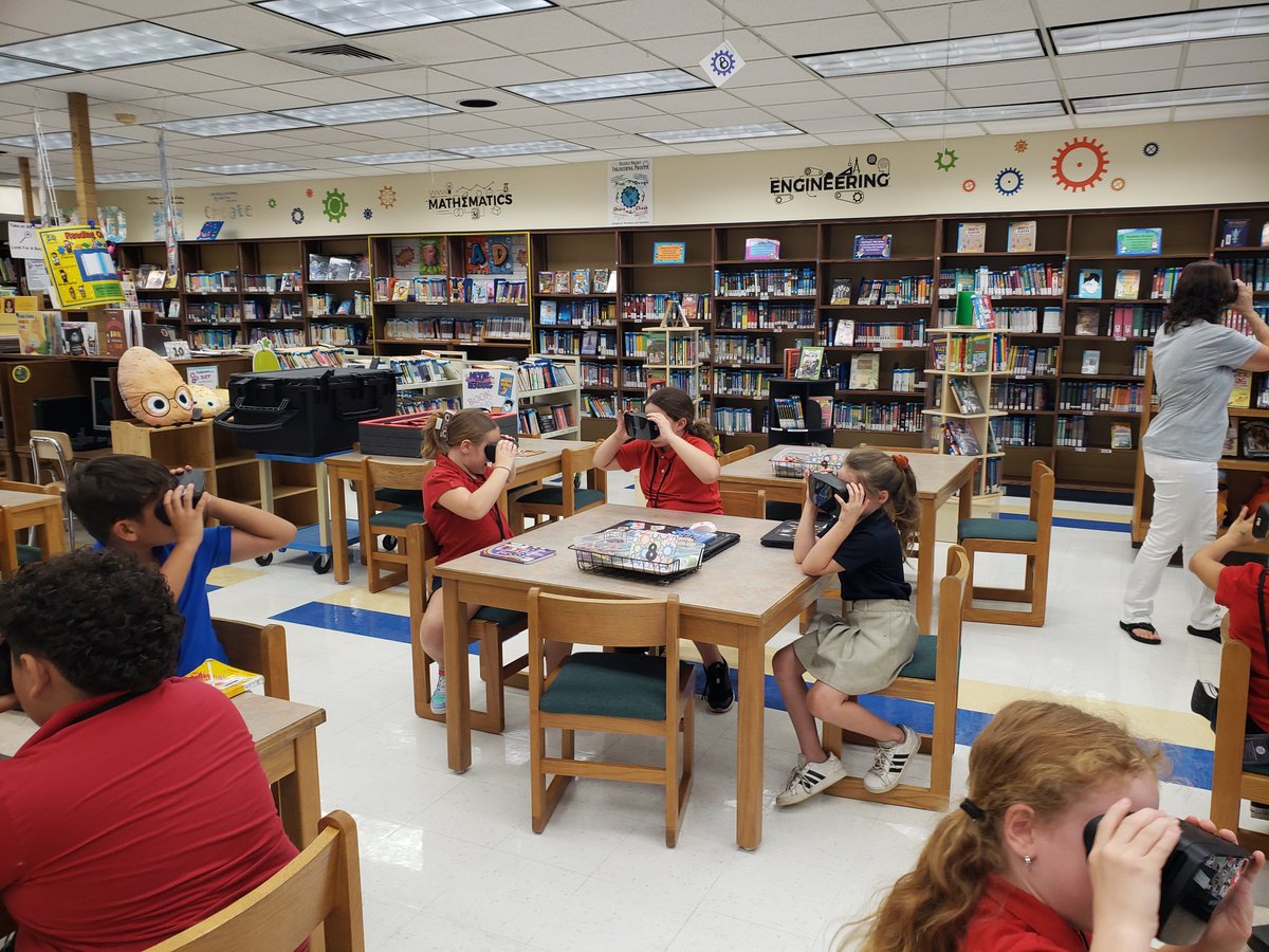 DianeParentela's tweet image. Took some 3rd graders on  VR field trip to the 9/11 Memorial. #NeverForget911 #buildforthefuture @MagnetOsceola