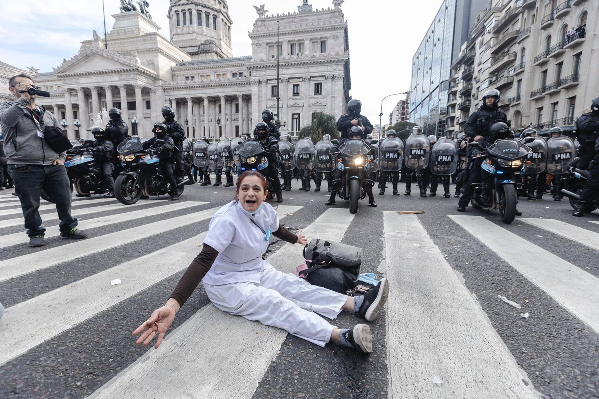 phcampe's tweet photo. Protesta frente al Congreso de la Nación Argentina. 
Adentró la traición a un pueblo, afuera balas, palos y gases https://t.co/f2Es9TZKsq
