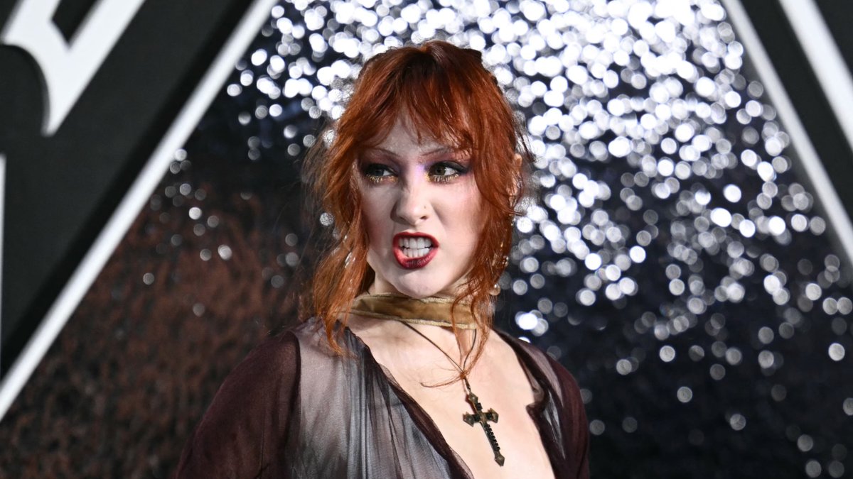 Chappell Roan shut down a mouthy red carpet photographer at the 2024 VMAs: "You don't get to yell at me like that" → cos.lv/J6Xc50TlAJM