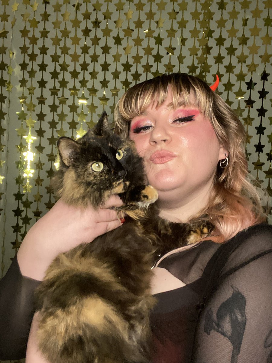 chinchillahips's tweet photo. Everyone please wish my cat a happy birthday today. Marcy is turning 5. #neverforget Marcy’s birthday https://t.co/krbgZWeULY