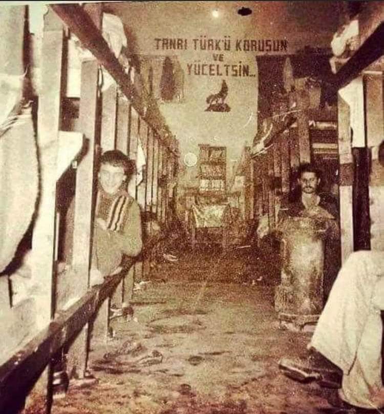 Evlerimiz basıldı,yıkıldı ocaklar, 
Eylüllerle geldi “apoletli” cellâtlar. 
Denge dedi netekim naletler.
Sehpalar da asıldı evlatlar!
#12Eylül